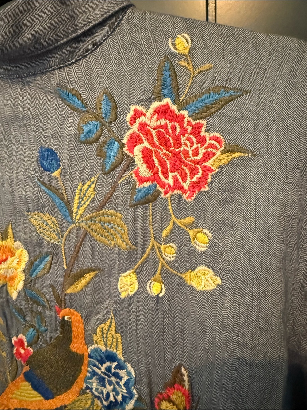 🦜Johnny Was Women’s Embroidered Floral Bird Chambray Button Up - Size L - Picture 9 of 10